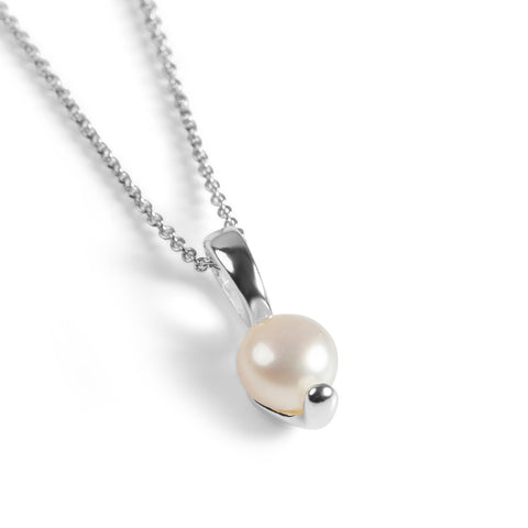 Elegant Necklace in Silver and Pearl